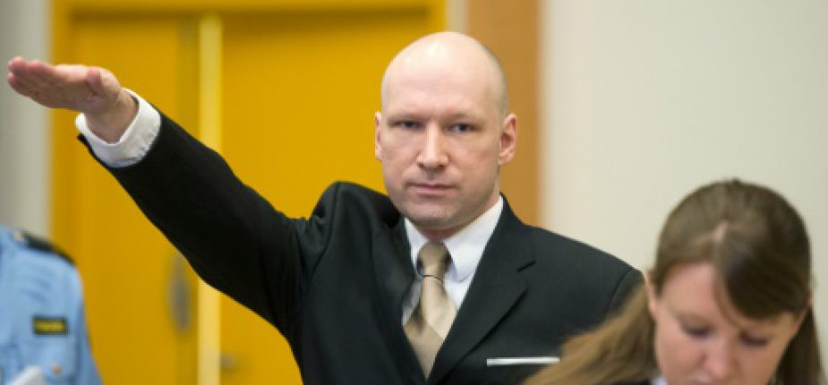 L'auteur d'une tuerie ayant fait 77 morts, Anders Behring Breivik, fait le salut nazi à son arrivée dans une cour improvisée de la prison de Skien, à 170km au sud-ouest d'Oslo, le 15 mars 2016 
© AFP/Archives JONATHAN NACKSTRAND