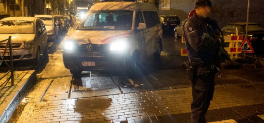 Un véhicule de police dans une rue de Molenbeek lors d'une opération de perquisitions, le 14 janvier 2017, en Belgique 
© Belga/AFP/Archives FILIP DE SMET