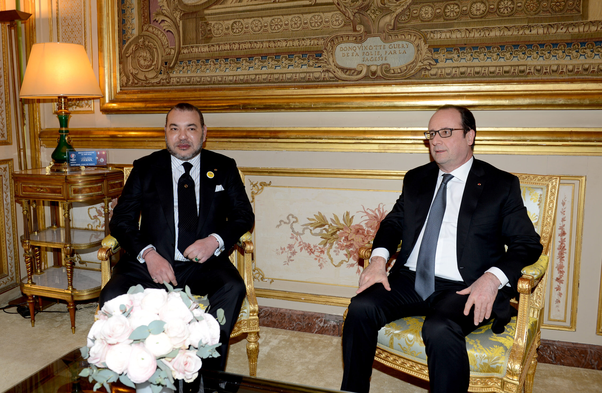 SM le Roi s’entretient à l’Elysée avec le Président français