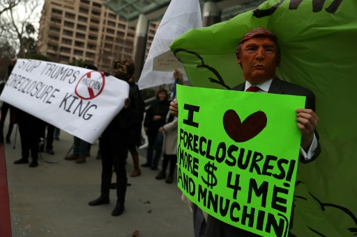 Des manifestants protestent contre la nomination d’un ancien de Goldman Sachs comme secrétaire du Trésor, à Los Angeles