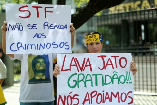 Des personnes manifestent contre la corruption devant la cour de justice fédérale