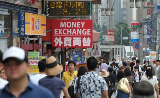 Des piétons dans les rues de Tokyo, le 1er juillet 2016