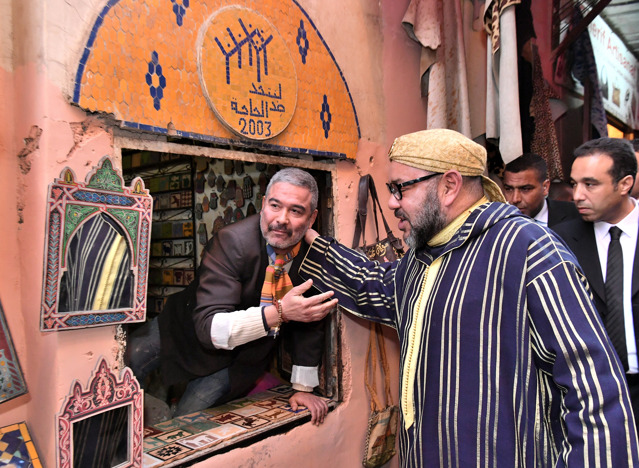 SM le Roi avec des artisans de l’ancienne médina de Marrakech