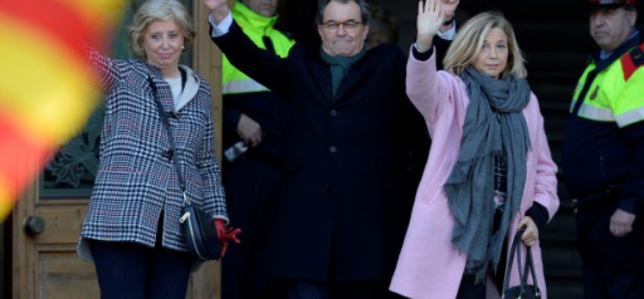 L'ancien président catalan Artur Mas (c), l'ex-vice-présidente Joana Ortega (d) et l'ex-ministre de l'Education Irene Rigau, saluent leurs supporters à leur arrivée à la Cour d'appel de Catalogne, le 6 février 2017 à Barcelone © AFP LLUIS GENE