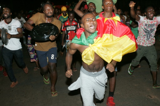 Des supporters camerounais fêtent la victoire en finale de la CAN, dans les rues de Yaoundé