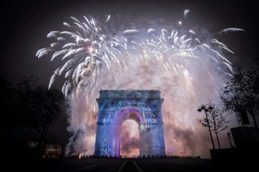 La campagne de Paris-2024 projetée en 3D et illuminée par les feux d’artifice sur l’Arc de Triomphe