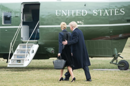 Le président américain Donald Trump et sa fille Ivanka montent à bord de l’hélicoptère présidentiel Marine One, le 1er février 2017 à la Maison Blanche, à Washington