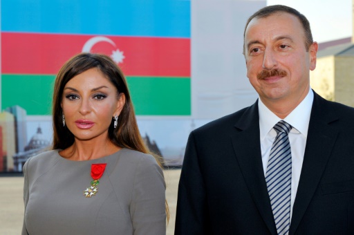 Le président azerbaïdjanais Ilham Aliev (d) et sa femme Mehriban Alieva
