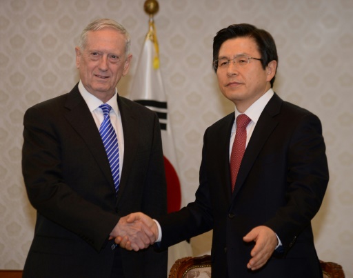 Le secrétaire américain à la Défense James Mattis (g) et le président sud-coréen par intérim