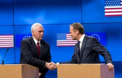 Le vice-président américain Mike Pence (G) et le président du Conseil européen Donald Tusk