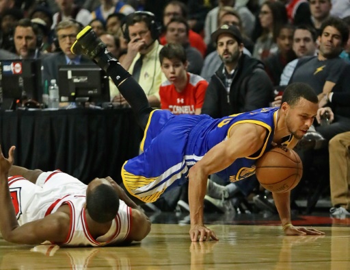 La star de Golden State Stephen Curry (d) à la lutte avec le meneur des Bulls Rajon Rondo à Chicago