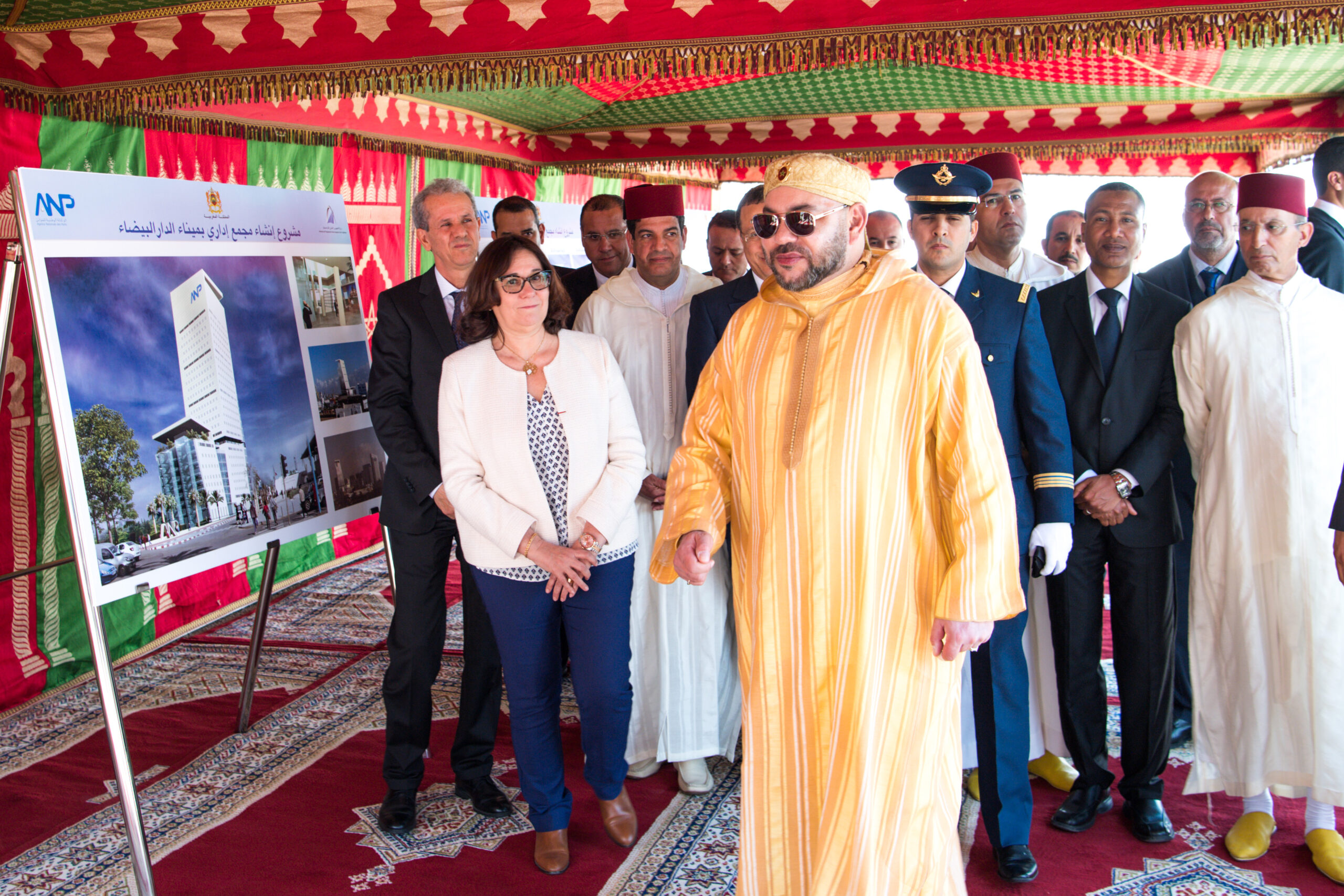 SM le Roi pose la première pierre d’un complexe administratif