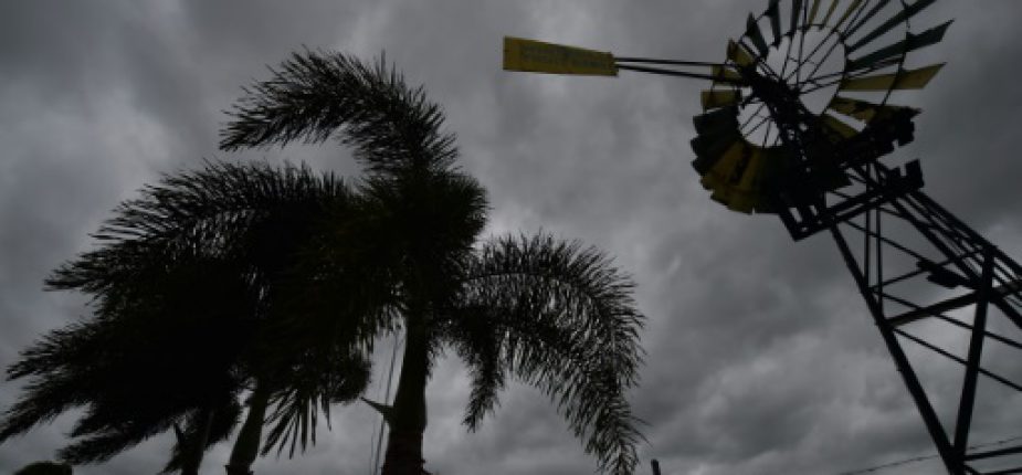 Ciel chargé à l'approche du cyclone Debbie, le 28 mars 2017 à Ayr, dans le nord du Queensland, en Australie © AFP PETER PARKS