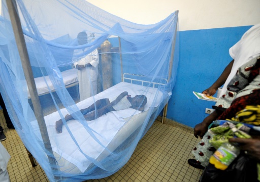 Un enfant malade se trouve dans une moustiquaire dans un hôpital d’Abidjan