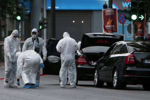 Des experts de la police scientifiques relèvent des indices sur la voiture de l’ex-Premier ministre grec Lucas Papademos blessé par une lettre piégée
