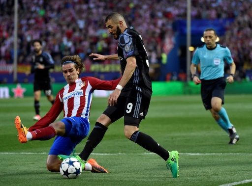 L’attaquant français du Real Madrid Karim Benzema (d) et son compatriote de l’Atletico Madrid Antoine Griezmann, lors de la demi-finale retour de la Ligue des Champions 2016-2017