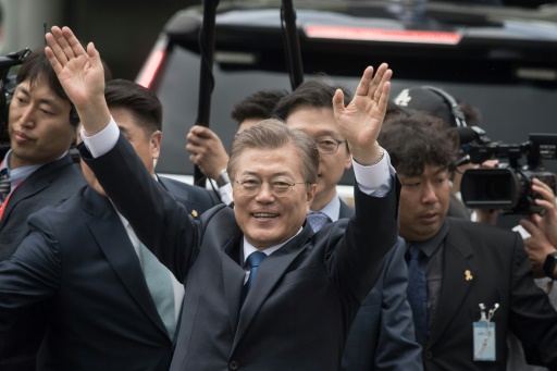 Le nouveau président sud-coréen Moon Jae-In, salue ses supporteurs à Séoul