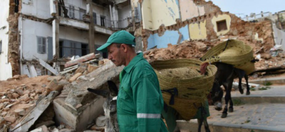 Un éboueur parcourt la Casbah avec sesânes pour ramasser les ordures, le 22 mai 2017 à Alger © AFP RYAD KRAMDI