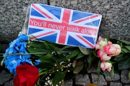 Des bouquets déposés le 5 juin 2017 à l&rsquo;ambassade de Grande-Bretagne à Berlin