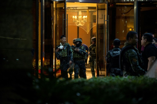 Des policiers philippins devant le Resorts World Manila, un hôtel-casino près de l’aéroport international de Manille