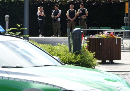 Des policiers sécurisent le périmètre de la gare d’Unterfoehring