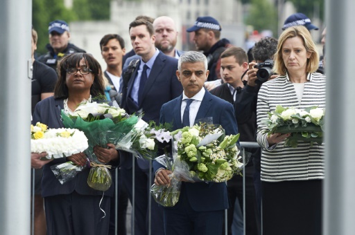 Le maire de Londres Sadiq Khan (c), le ministre de l&rsquo;Intérieur Amber Rudd