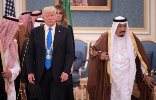 Le roi Salmane d’Arabie saoudite (d) et le président américain Donald Trump (g)