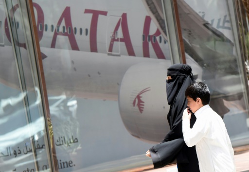 Une Saoudienne près d’un bureau de Qatar Airways