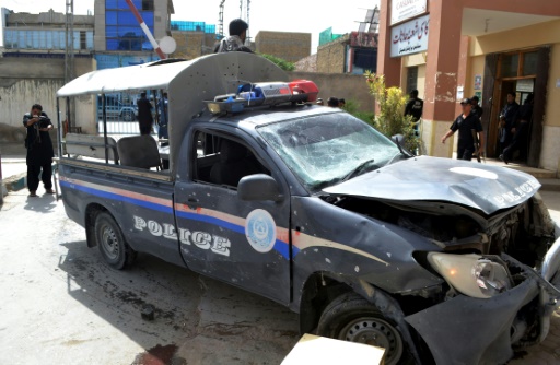 Voiture de police endommagée par une explosion à Quetta (Pakistan)