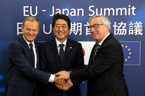 De gauche à droite, le président du Conseil européen Donald Tusk, le Premier ministre nippon Shinzo Abe et le président de la Commission européenne Jean-Claude Juncker