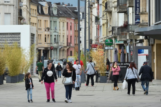 Des passants dans une rue de Esch-sur-Alzette, au Luxembourg