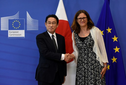 La commissaire européenne au Commerce, Cecilia Malström, et le ministre japonais aux Affaires étrangères, Fumio Kishida