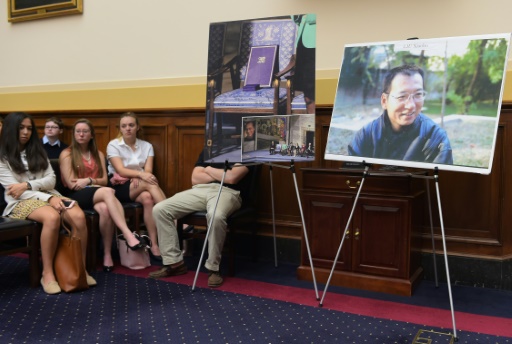 Le portrait de Liu Xiaobo (D), et une photo prise lors de la remise de son prix Nobel de la Paix (G)