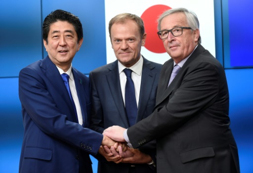 Le Premier ministre japonais Shinzo Abe aux côtés de Donald Tusk, président du Conseil européen et de Jean-Claude Juncker, président de la Commission européenne à Bruxelles