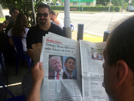 Tomas Pendola (de face) attablé devant un café dans le quartier de Little Havana, à Miami