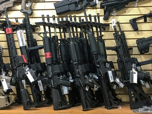 Des armes semi-automatiques en vente chez un armurier de Las Vegas