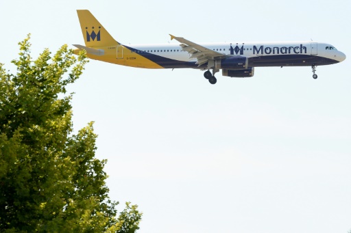 Un avion de la compagnie britannique Monarch s’apprête à atterrir à Barcelone