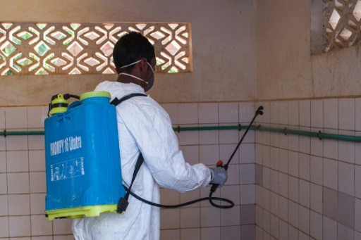 Un responsable du ministère de la Santé désinfecte des locaux dans une école d’Antananarivo, à Madagascar, dans le cadre de la lutte contre la propagation de la peste