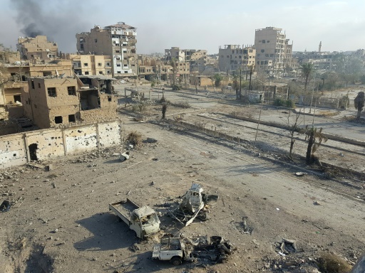 Des colonnes de fumée s’élèvent au-dessus de Deir Ezzor, en Syrie, après des combats entre les forces gouvernementales et le groupe État islamique