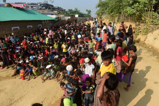 Des enfants réfugiés rohingyas attendent une distribution de nourriture au camp de Thankhali