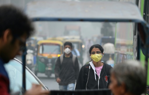 Des piétons dans une rue de New Delhi, lors d’un pic de pollution
