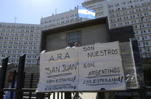 Des posters pour encourager l’équipage du sous-marin argentin disparu ont été apposés devant le quartier général de la Marine à Buenos Aires