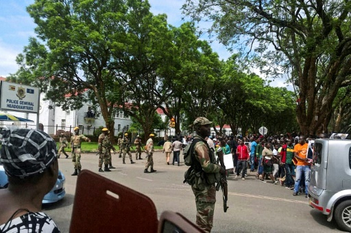 Des soldats zimbabwéens patrouillent devant les locaux de la police lors d&rsquo;une manifestation à Harare