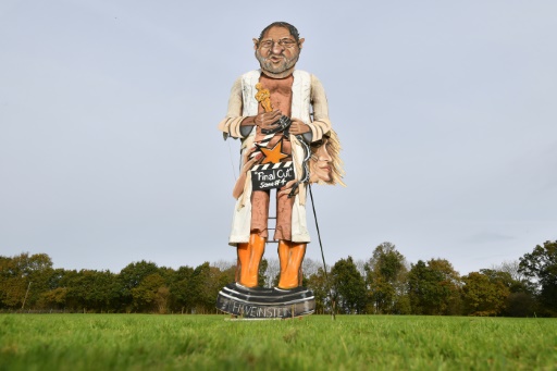 effigie de 11 mètres du producteur américain Harvey Weinstein, à Edenbridge