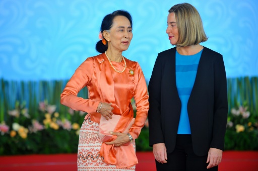 La chef de la diplomatie de l’UE Federica Mogherini (d) et la dirigeante birmane Aung San Suu Kyi