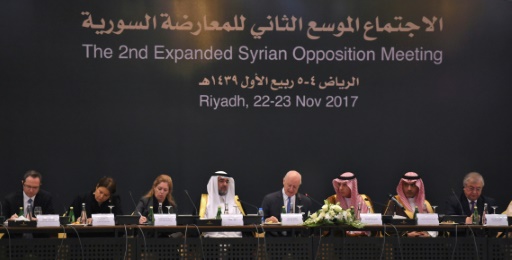 Le ministre saoudien des Affaires étrangères Adel al-Jubeir (3e à droite), et le représentant spécial de l’Onu pour la Syrie, Staffan de Mistura (C), lors de discussions avec l’opposition syrienne à Ryad