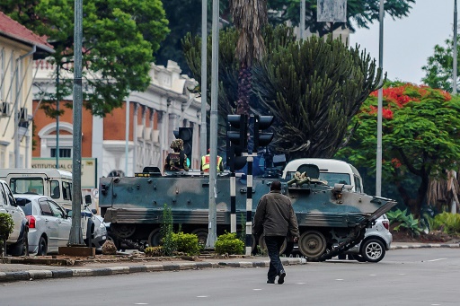 Un véhicule blindé placé à un carrefour de Harare