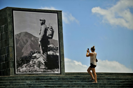Une touriste photographie un portrait géant de Fidel Castro