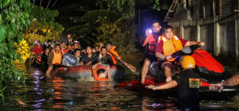 Évacuation de résidents à Davao, dans le sud des Philippines après une tempête tropicale, le 23 décembre 2017 © AFP MANMAN DEJETO