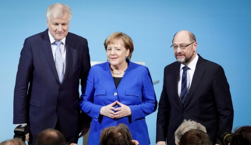 La chancelière allemande Angela Merkel, le président du parti bavarois CSU Horst Seehofer (G) et le président du SPD Martin Schulz (D),